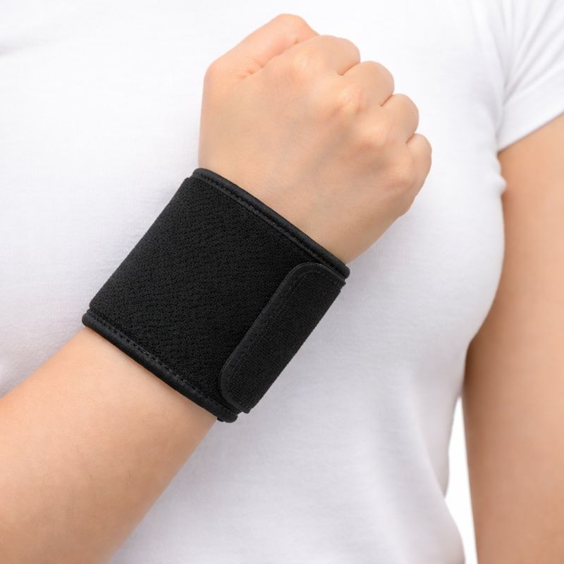 Adjustable neoprene wrist support by Medigen